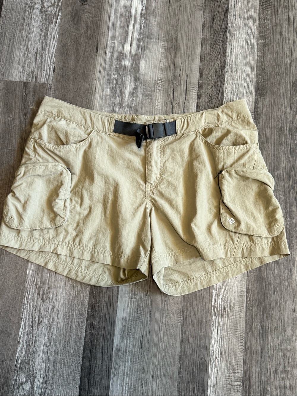 Columbia Women's Cargo Shorts in Light Tan with Black Belt size Medium